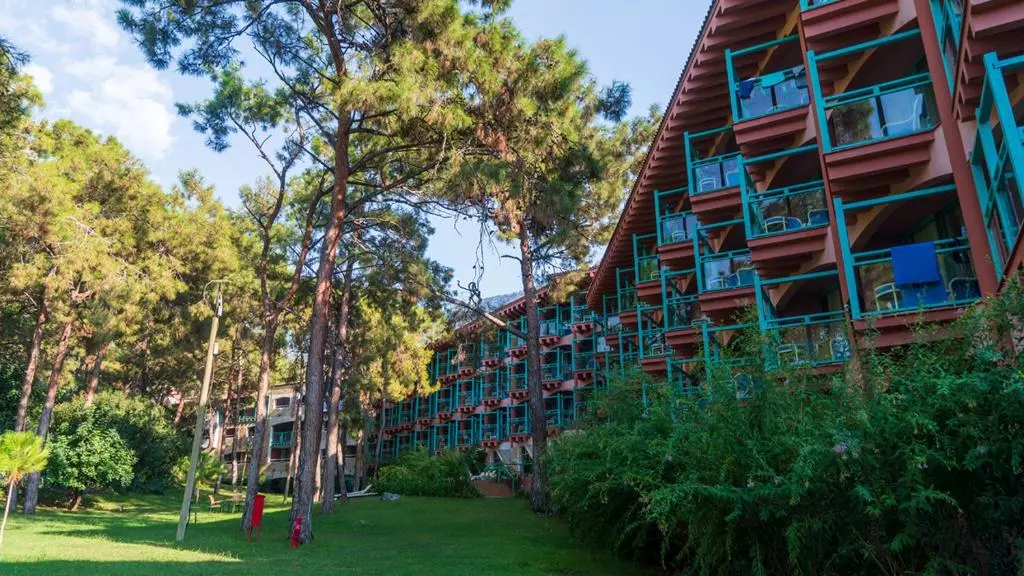 محوطه هتل لیبرتی لیکیا ادالتس اونلی